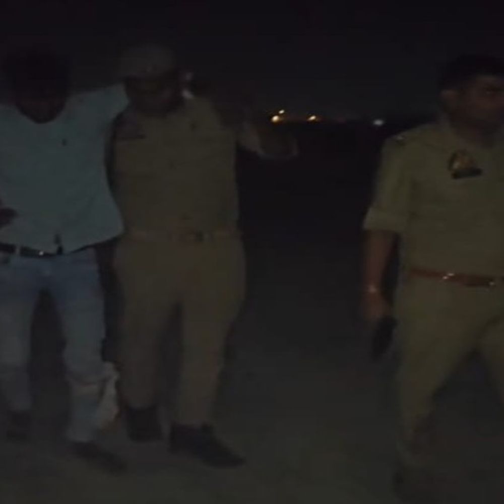 शाहजहांपुर में शराब दुकान चोरी के आरोपी से मुठभेड़:बरेली के बदमाश के पैर में गोली लगी, दो गिरफ्तार, सिपाही घायल