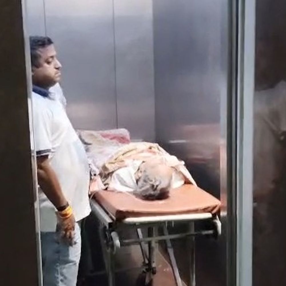 ग्रेटर नोएडा वेस्ट की गौर सिटी वन में लिफ्ट फंसी:अस्थमा मरीज को अस्पताल ले जाते समय अटकी, परिजनों में हड़कंप