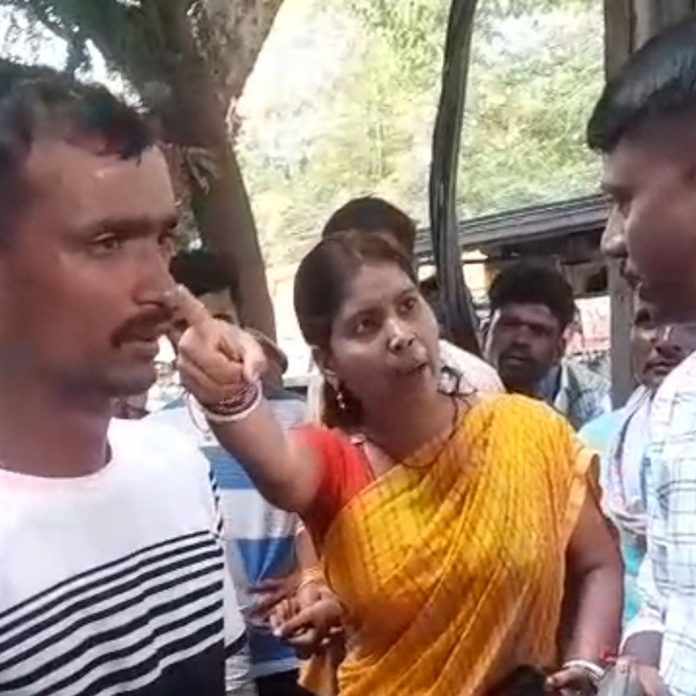 DM आवास के पास ट्रैक्टर ने बाइक को मारी टक्कर:मां-बेटा समेत राहगीर घायल, सड़क किनारे ऑटो का वेट कर रही थी महिला, ड्राइवर गिरफ्तार
