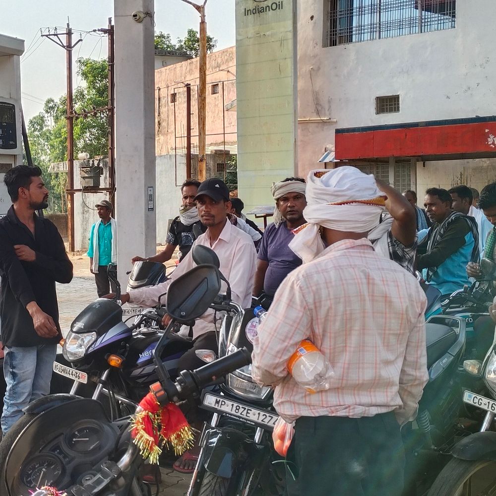 एमसीबी जिले में 130 रुपये लीटर बिक रहा पेट्रोल:एक पंप बंद, दूसरे पर सीमित स्टॉक, कालाबाजारी का आरोप,एसडीएम ने दिए जांच के आदेश