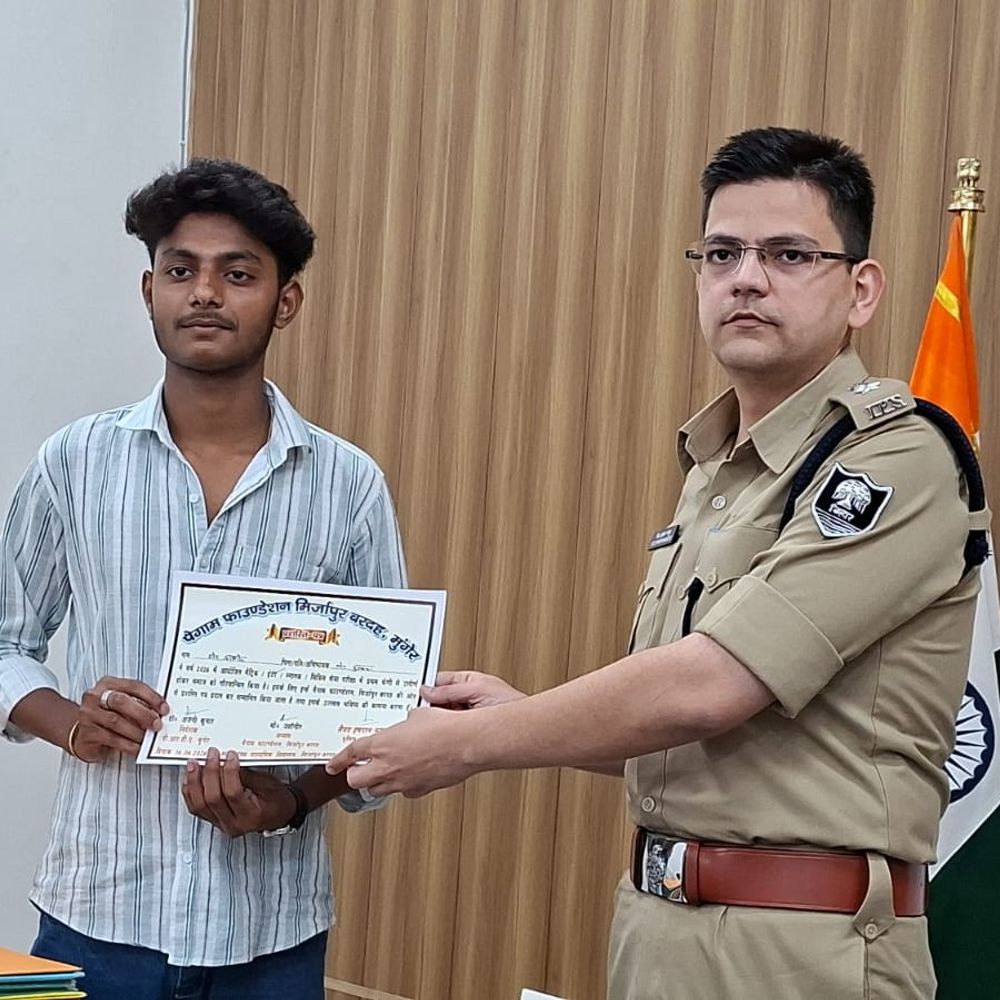 मुंगेर की 102 छात्राएं प्रथम श्रेणी में पास:SP ने किया सम्मानित, ‘गन सिटी’ की पहचान बदल रहा गांव