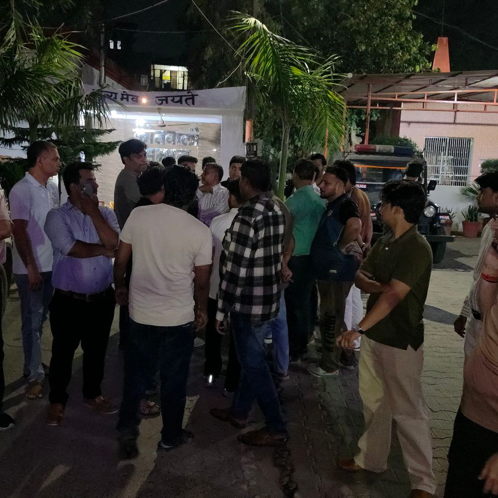 संभल इंस्पेक्टर ने डॉक्टर से बदसलूकी की:अस्पताल में डॉक्टर के कपड़े फटे, कोतवाली में अस्पताल मालिक पर धमकाने का आरोप