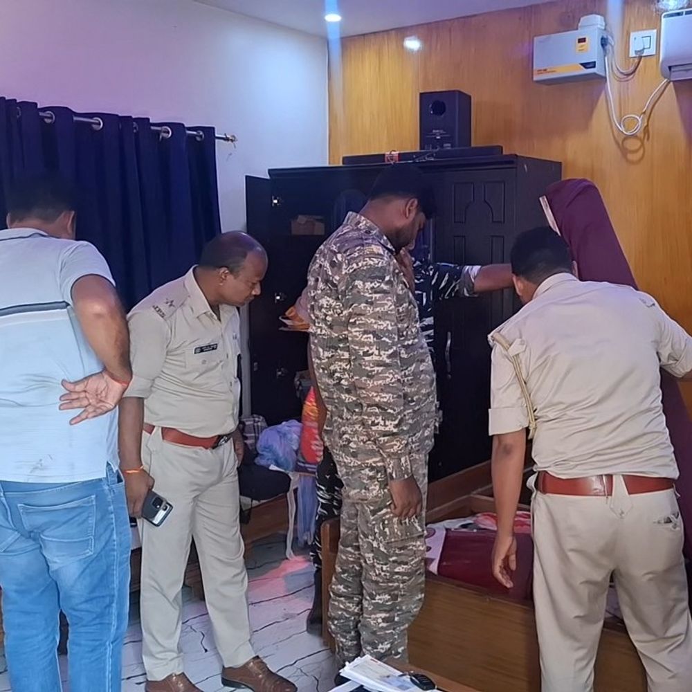 पलामू में विनीत तिवारी हत्याकांड में पुलिस का एक्शन:फरार हत्यारोपी की गाड़ियां जब्त, घर पर जेसीबी चलाने की तैयारी; संपत्ति की जांच