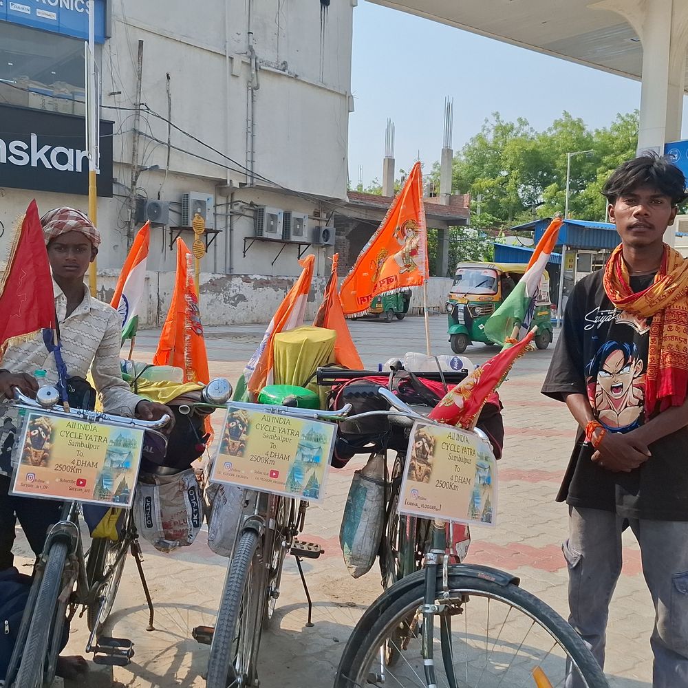 ‘ऑल इंडिया साइकिल यात्रा’ पर निकला युवक मुगलसराय पहुंचा:ओडिशा से 2500 किमी का सफर तय किया, काशी और अयोध्या में किए दर्शन