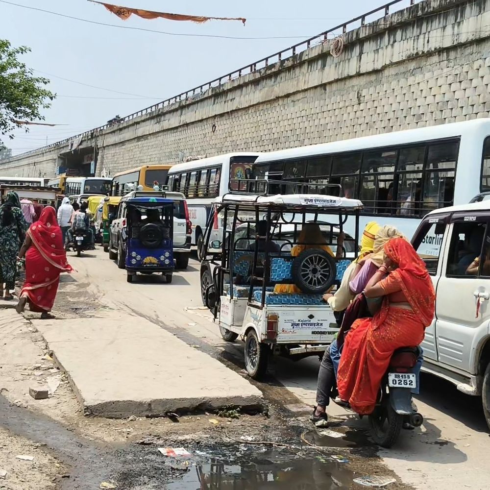 कैमूर में मंत्री जमा खान का काफिला जाम में फंसा:चांदनी चौक पर घंटों ट्रैफिक, पुलिस पर लापरवाही का आरोप