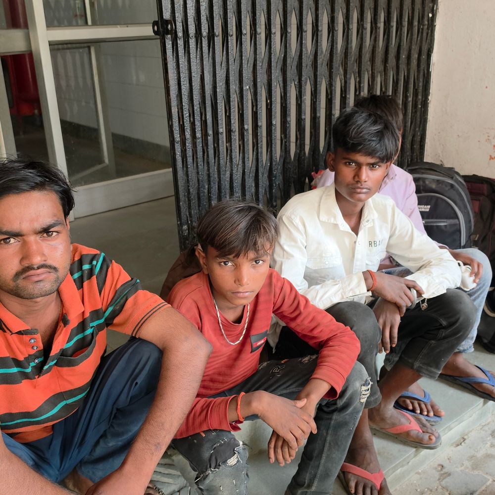 संभल गंगा एक्सप्रेस-वे पर डबल डेकर बस का टायर फटा:एक की मौत, दो घायल; टायर बदलते समय ट्रक ने रौंदा