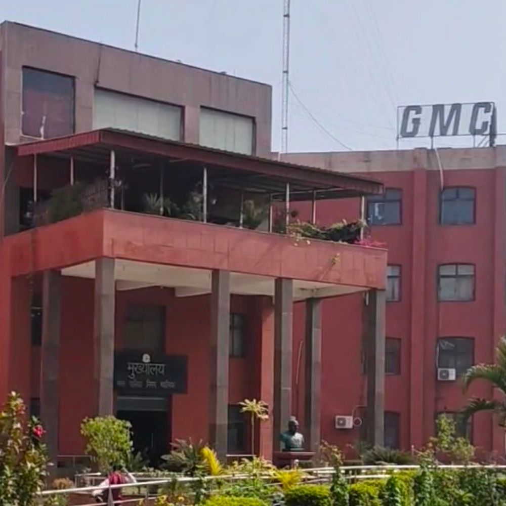 सफाई में लापरवाही; निगम आयुक्त ने की कार्रवाई:दो कर्मचारियों की सेवा समाप्त, आठ को नोटिस जारी, वेतन भी काटा