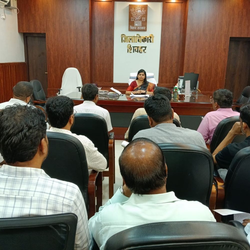शिवहर में एक्सप्रेसवे और रेल परियोजनाओं की समीक्षा:मुआवजा कार्य में तेजी के निर्देश, 25 मई को स्पेशल कैंप