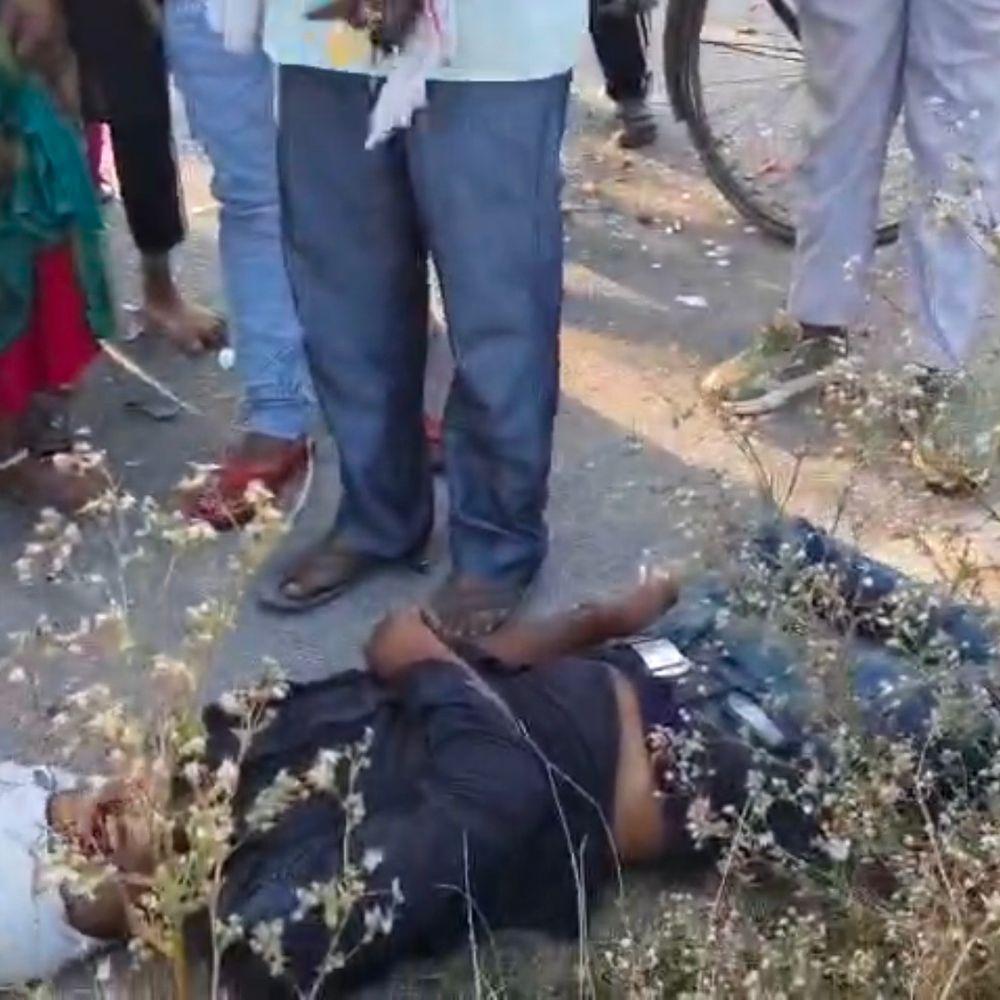 प्रतापगढ़ में स्कूली बस-बाइक टक्कर, युवक घायल:चालक मौके से फरार; बस में सवार बच्चे सुरक्षित