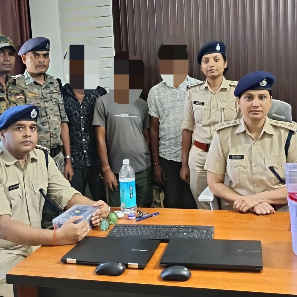 अररिया में 17.95 लाख कैश के साथ 3 ठग गिरफ्तार:इलेक्ट्रॉनिक उपकरण व फर्जी दस्तावेज बरामद, लोगों से OTP की सुरक्षा पर ध्यान देने की अपील