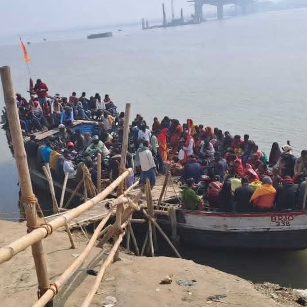 शाम के बाद अगुवानी घाट पर नाव का परिचालन बंद:खगड़िया में लोगों की सुरक्षा को लेकर प्रशासन सख्त, विक्रमशिला सेतु क्षतिग्रस्त होने से बढ़ी भीड़
