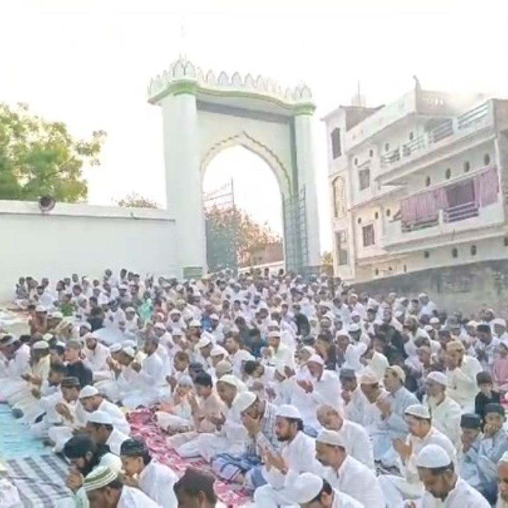 मऊ में बकरीद की नमाज शांतिपूर्ण तरीके से हुई:कड़ी सुरक्षा के बीच डीएम-एसपी ने किया क्षेत्र का दौरा