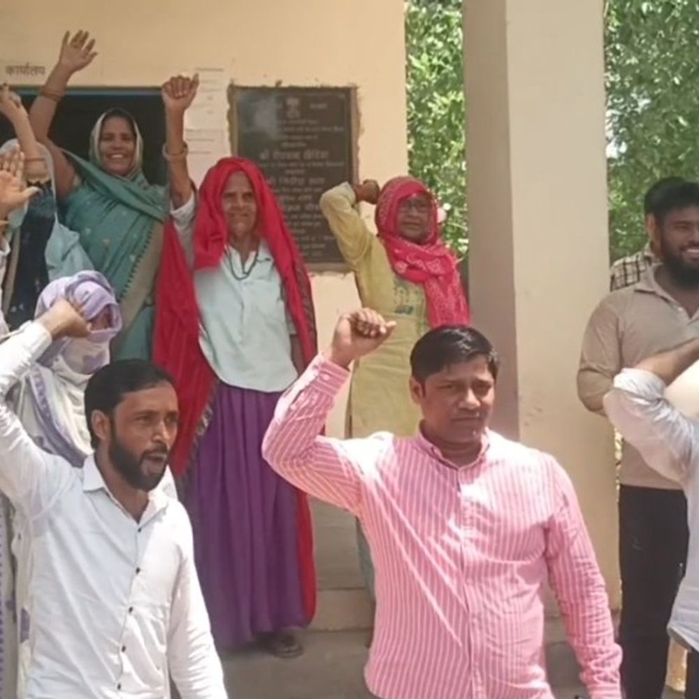पेयजल संकट को लेकर विभाग के खिलाफ प्रदर्शन:वार्ड 18 के लोगों ने जलदाय विभाग कार्यालय पहुंचकर दिया धरना, समाधान की मांग