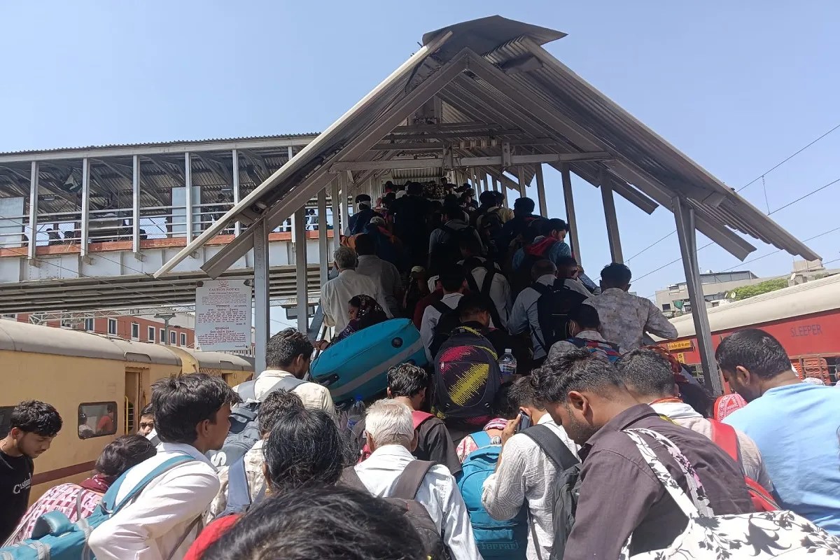 असारवा रेलवे स्टेशन पर लिफ्ट, एस्केलेटर, रैंप के अभाव में यात्री परेशान