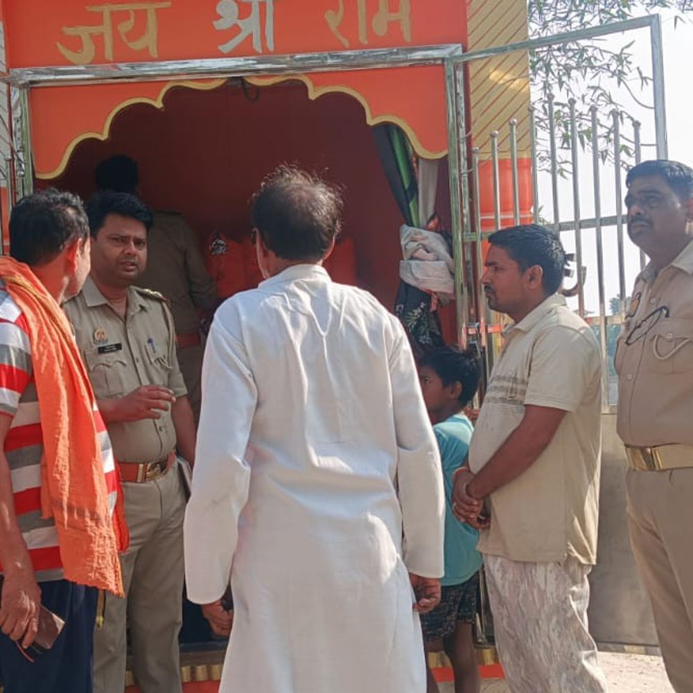 हनुमान मंदिर में प्रतिमा से चांदी की 8 आखें चोरी:कौशांबी में चोरों ने 10 किलो का घंटा भी चुराया, पुलिस जांच में जुटी