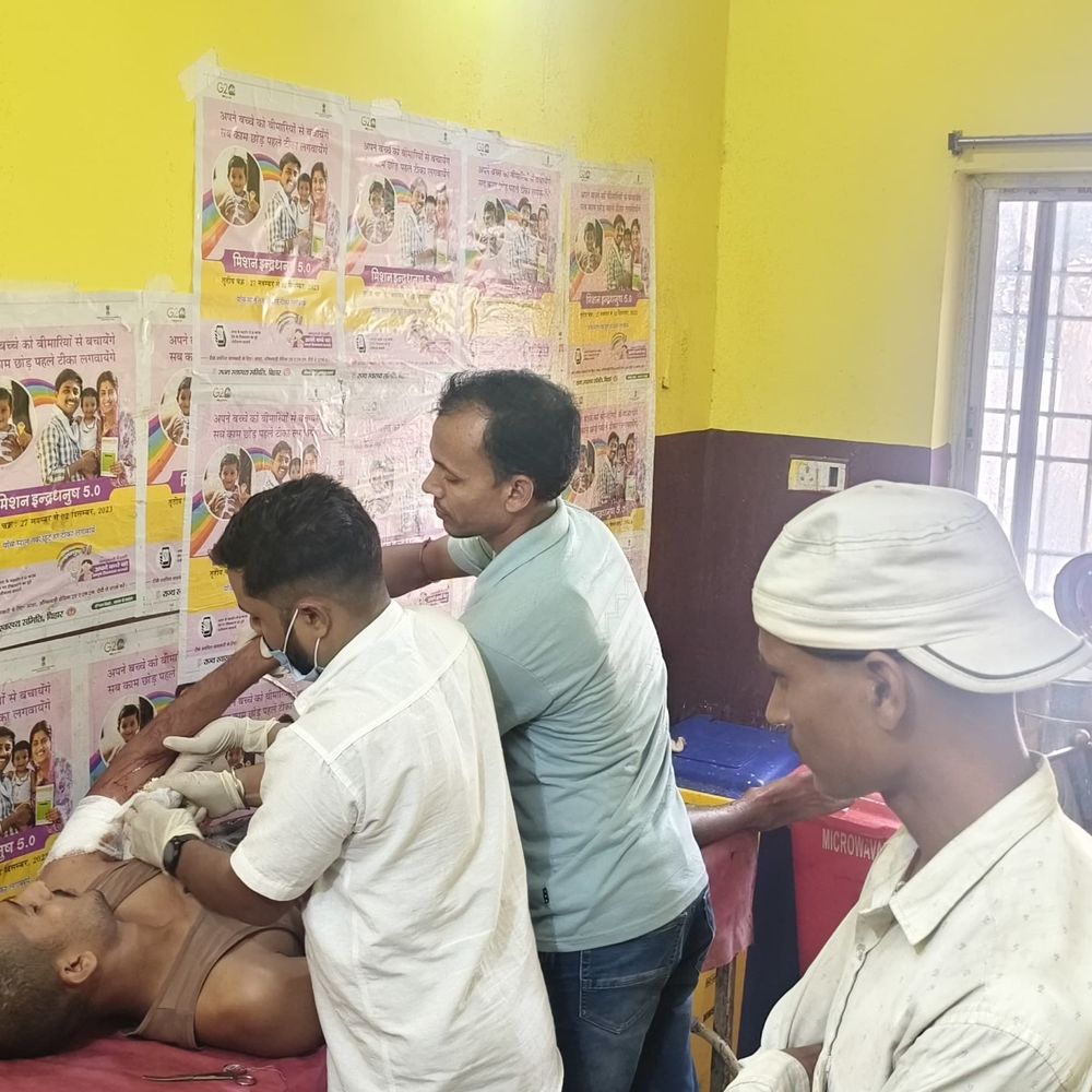 सुपौल में स्मैक पीने से मना करने पर गोली मारी:दिनदहाड़े 4-5 बदमाशों ने घर पर किया हमला, युवक के हाथ में फंसी गोली
