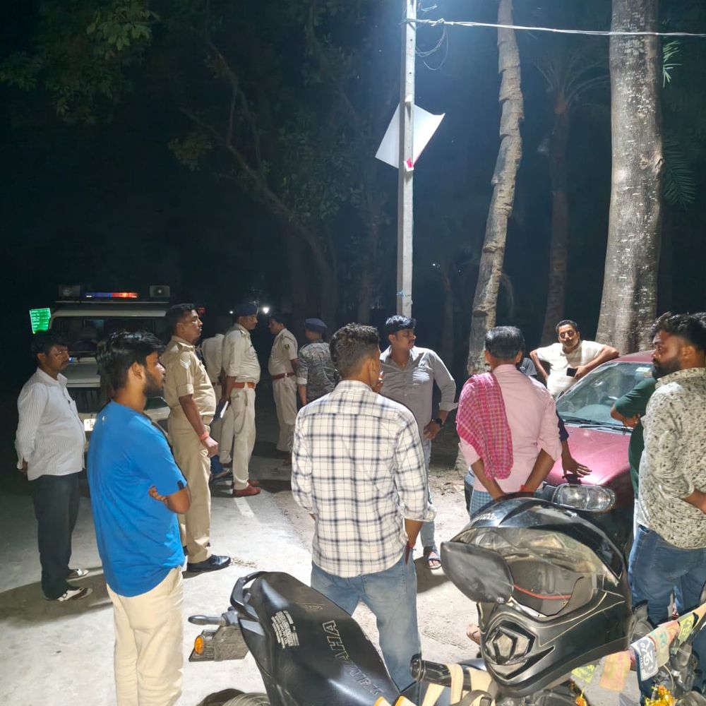 अपराधियों ने 2 राउंड की फायरिंग, बाल-बाल बचे गोल्ड कारोबारी:दुकान बंद कर लौट रहे थे; बाइक सवार अपराधियों ने लूटे 6.5 लाख रुपए के गहने, कैश