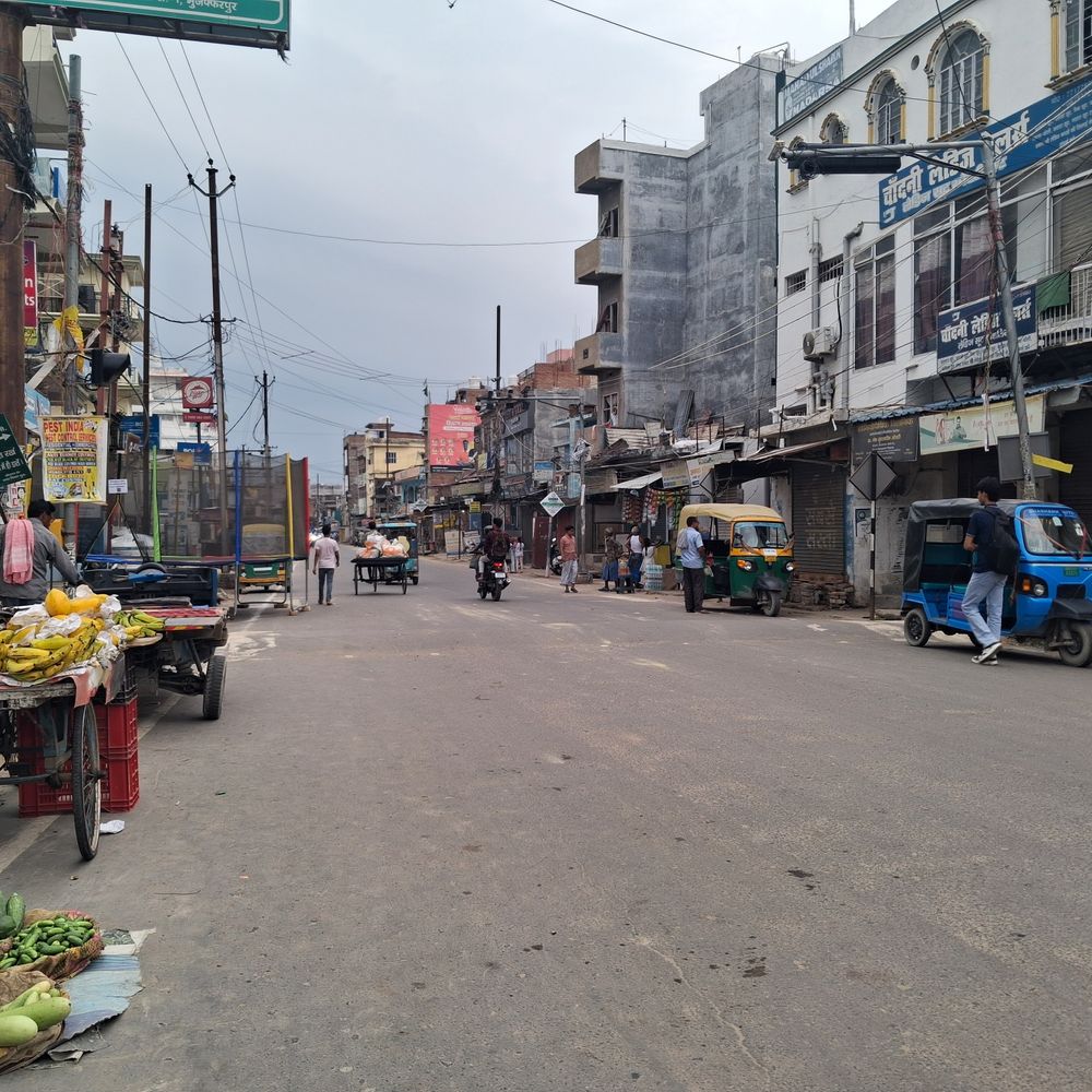मुजफ्फरपुर में सुबह-सुबह तेज आधी के साथ झमाझम बारिश:काले बादलों से दिन में छाया अंधेरा, उमस और गर्मी से लोगों को मिली राहत
