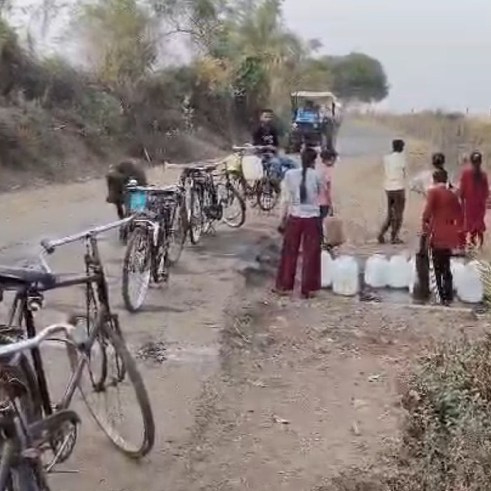 ‘जब से गांव आए, पानी का सुख नहीं मिला’:बम्होरी बीका गांव में जलसंकट, 2KM दूर से पानी ला रहे ग्रामीण; निजी कुओं पर निर्भर लोग