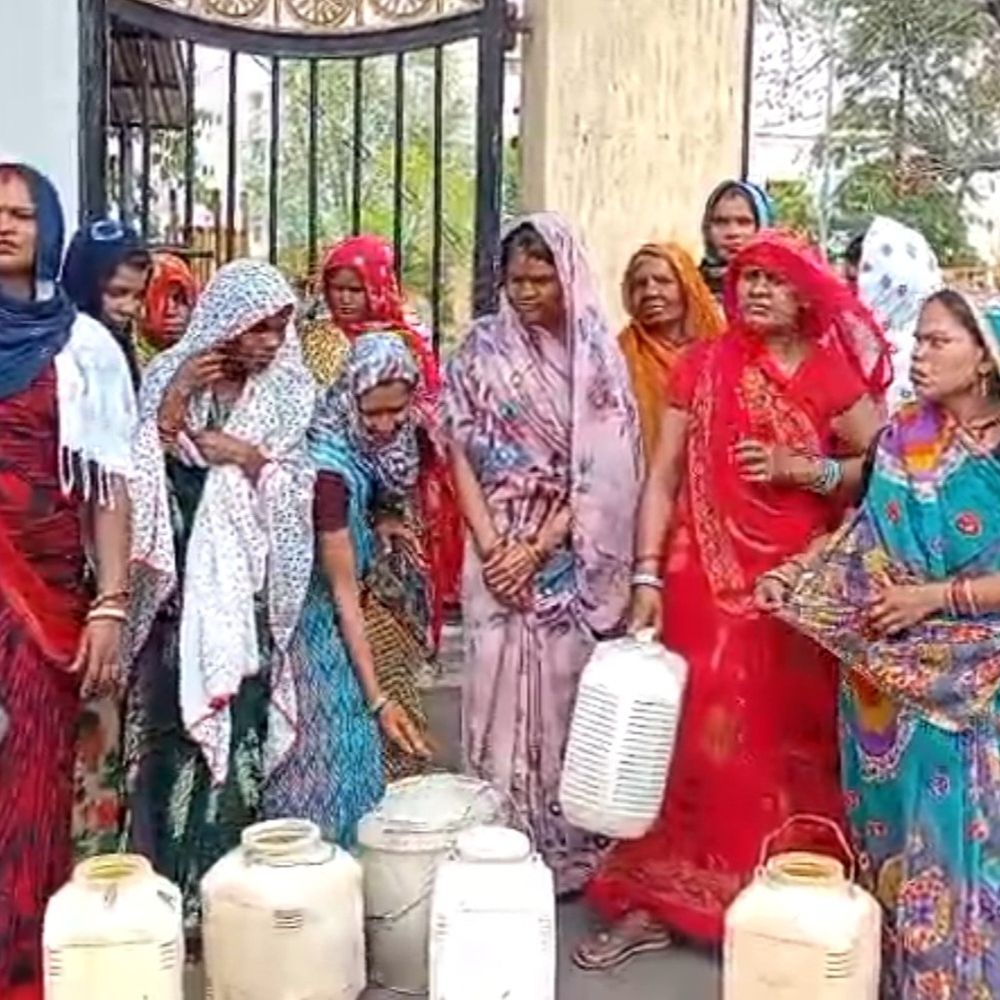 जसराज गांव में जलसंकट, कुप्पे और मटका लेकर पहुंचे ग्रामीण:कलेक्टोरेट में बोले-पीने के लिए पानी नहीं, मवेशी प्यासे भटक रहे