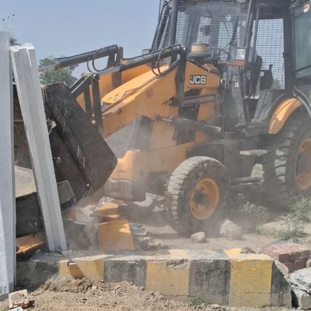 लखनऊ में एलडीए का बुलडोजर एक्शन:31 बीघा में बस रहीं 9 अवैध कॉलोनियां ध्वस्त