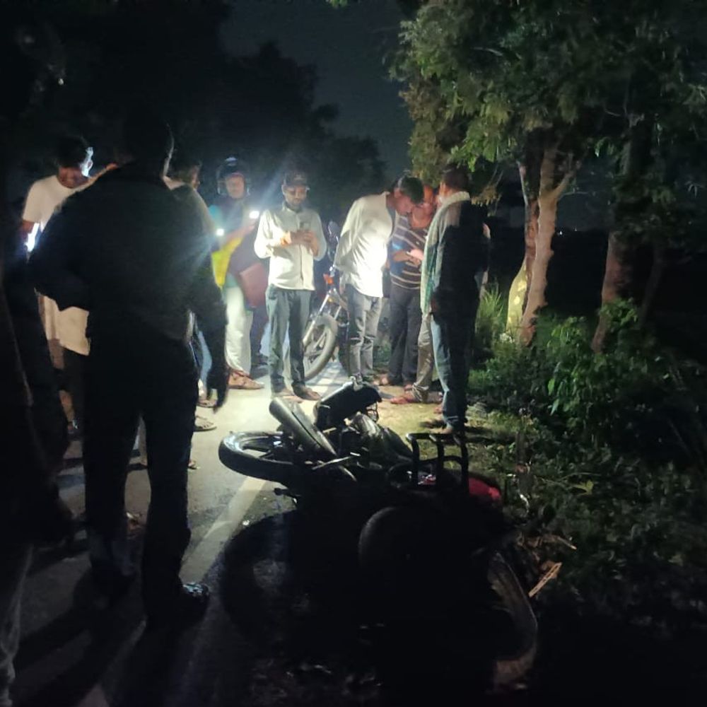 दरंभाग में पिकअप ने बाइक में मारी टक्कर:गाड़ी से नीचे गिरने के बाद ट्रक ने युवक को रौंदा, दूसरे की हालत गंभीर
