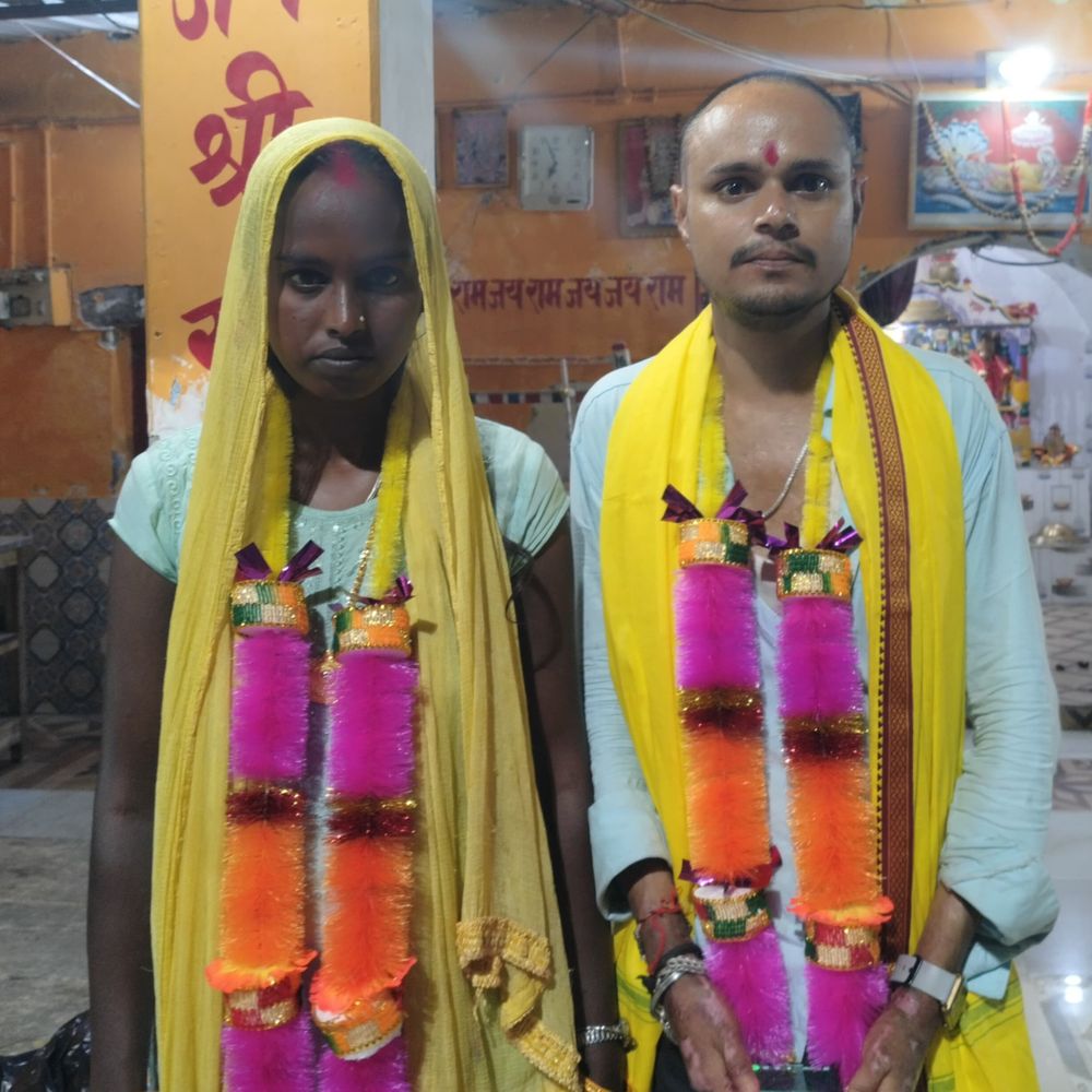 इंगेजमेंट के बाद भागकर लड़के-लड़की ने मंदिर में की शादी:दिसंबर में परिजन ने तय की थी तारीख, नवविवाहित जोड़ा बोला- दूर नहीं रह सकते थे