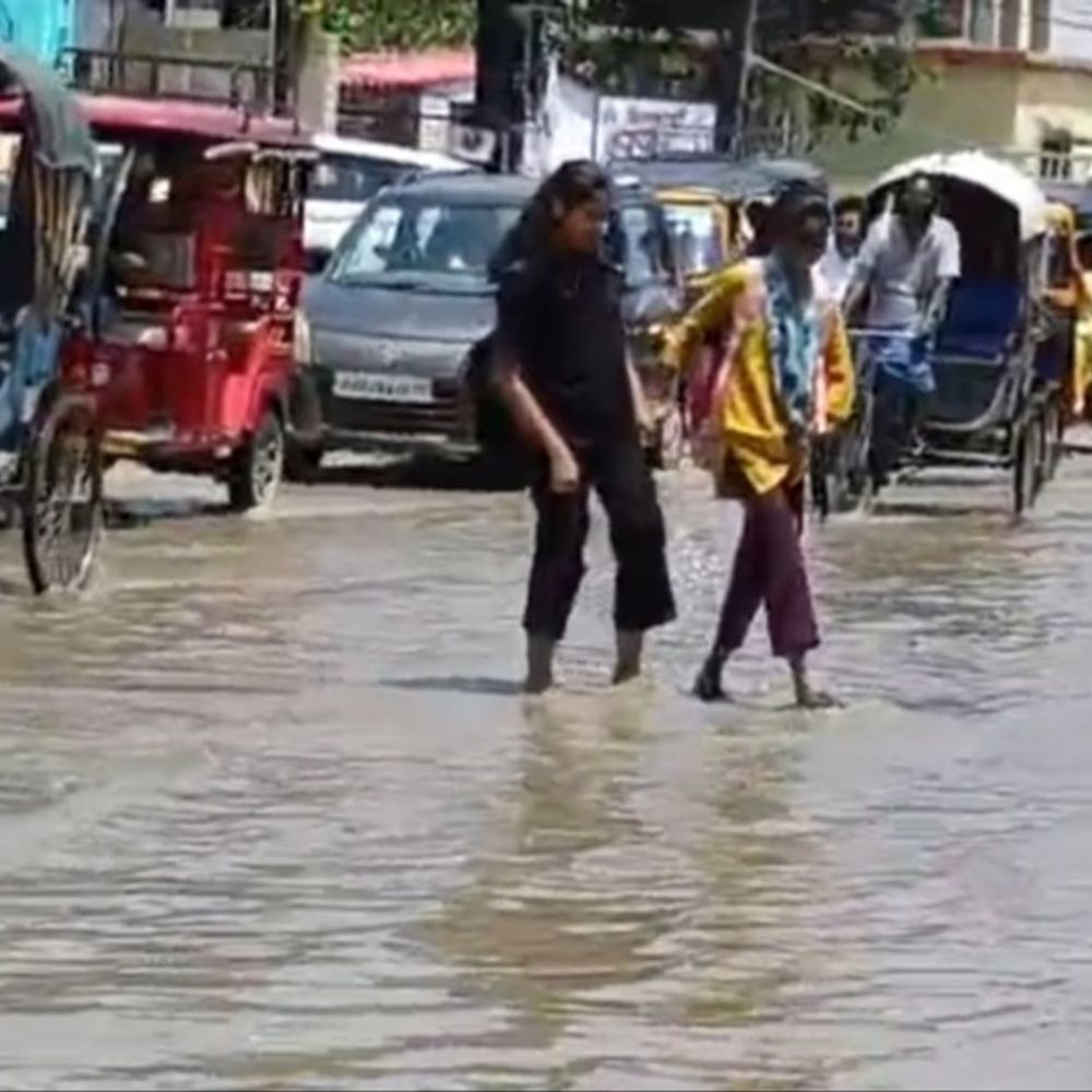हल्की बारिश में डूबा पूरा दरभंगा:नाले में गिरे महिला सहित शख्स, लोगों ने बचाई जान