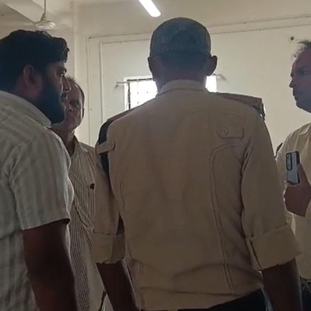 जाले अंचल कार्यालय में अध्यक्ष-सीओ के बीच बहस:सोशल मीडिया पर वीडियो वायरल, थानाध्यक्ष बोले- आवेदन मिलने पर होगी कार्रवाई