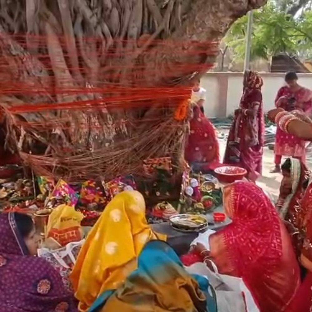 पति की लंबी उम्र के लिए की वट सावित्री पूजा:मिथिलांचल में महिलाओं ने अखंड सौभाग्य की कामना की, नवविवाहिताओं में दिखा उल्लास