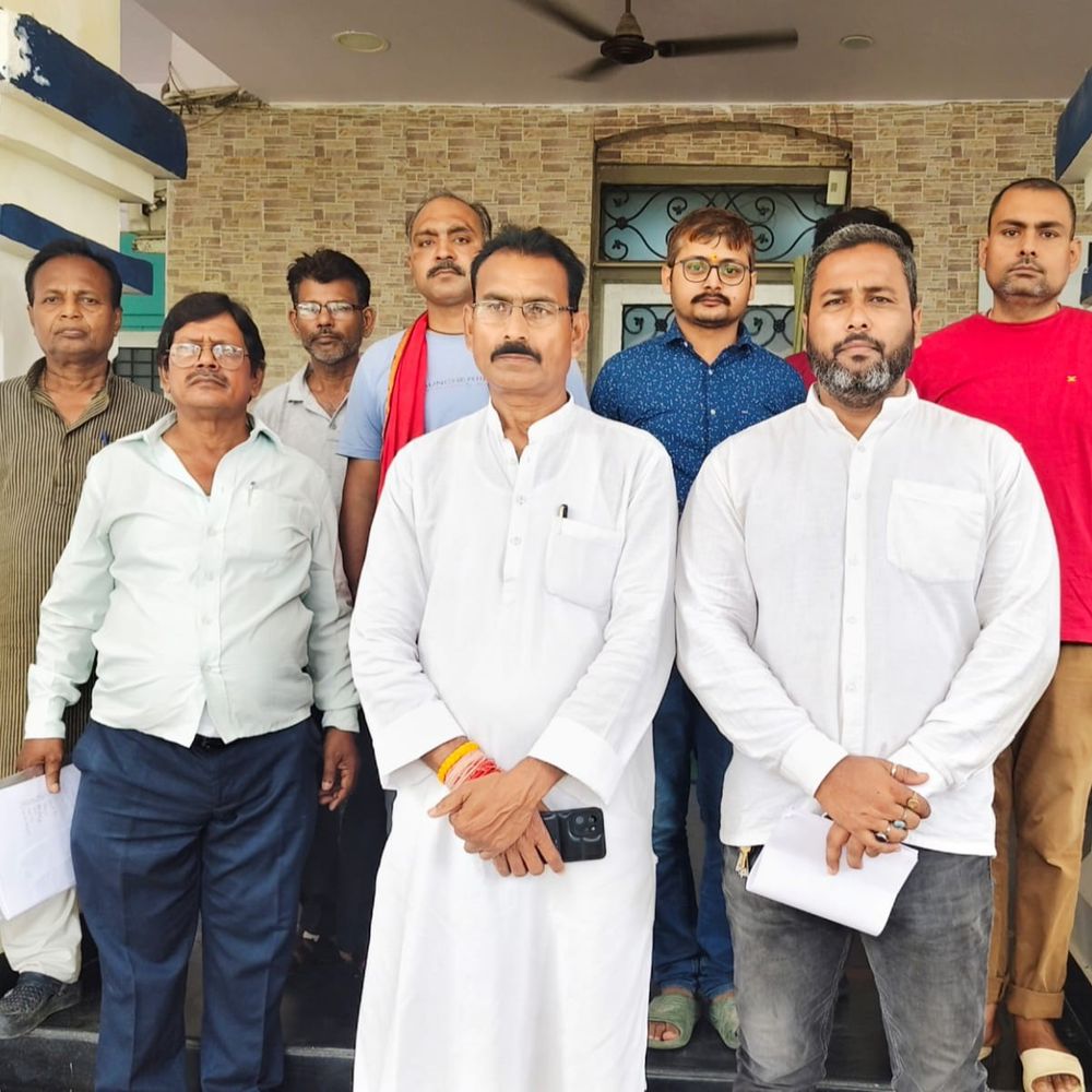 सदर ब्लॉक में जलजमाव की समस्या डीएम के सामने रखीं:कांग्रेस के प्रतिनिधिमंडल ने की मुलाकात; 3 पंप से पानी निकालने का आदेश