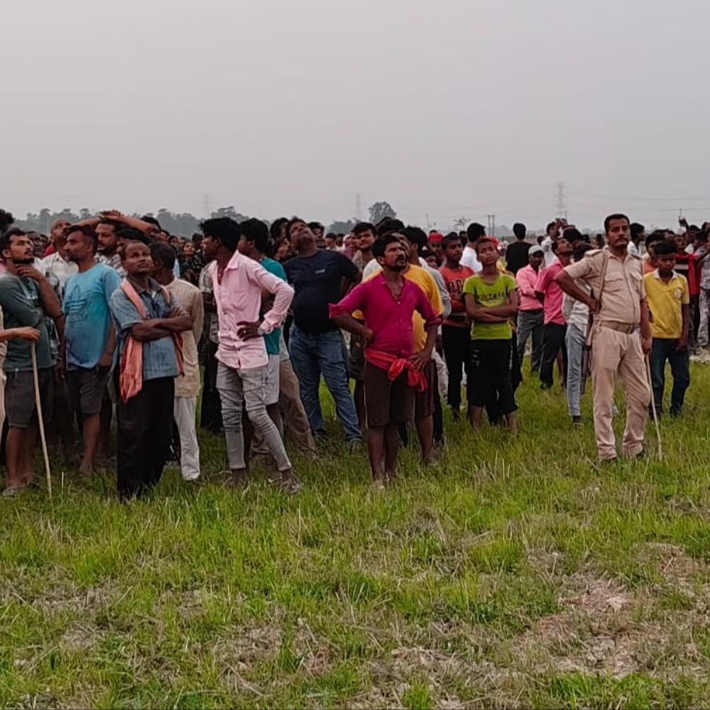 दरभंगा में बिजली टावर पर चढ़ी किशोरी:2 घंटे से हो रही रेस्क्यू की कोशिश, 5 थानों की पुलिस पहुंची