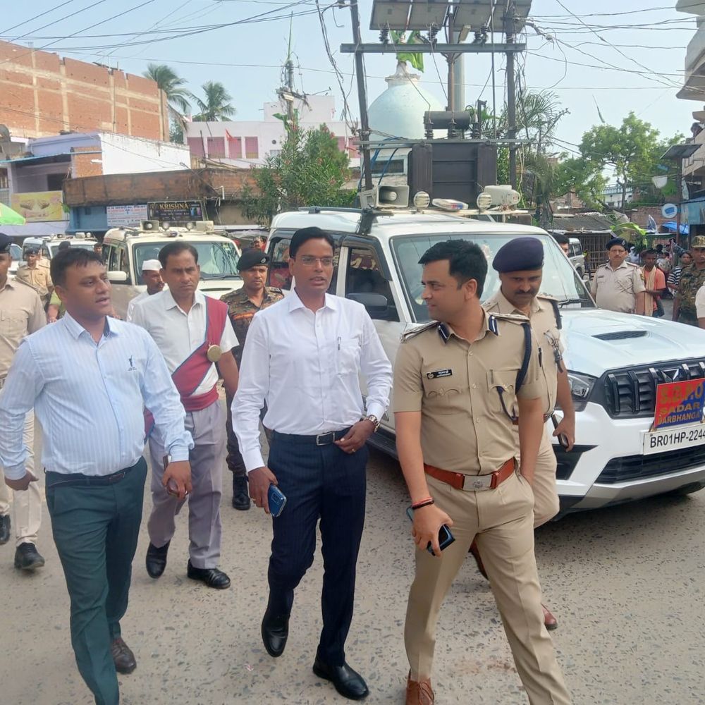 बकरीद पर अफवाह फैलाने वालों पर होगी कार्रवाई:दरभंगा में प्रशासन अलर्ट, डीएम-एसएसपी ने निकाला फ्लैग मार्च