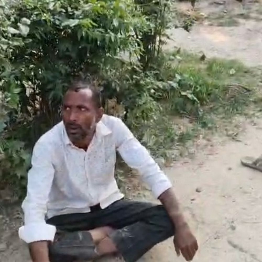 जानवर का सिर ले जा रहा बदमाश अरेस्ट:तीन साथी फरार, दरभंगा में ग्रामीणों ने पकड़ा, प्रशासन के खिलाफ की नारेबाजी