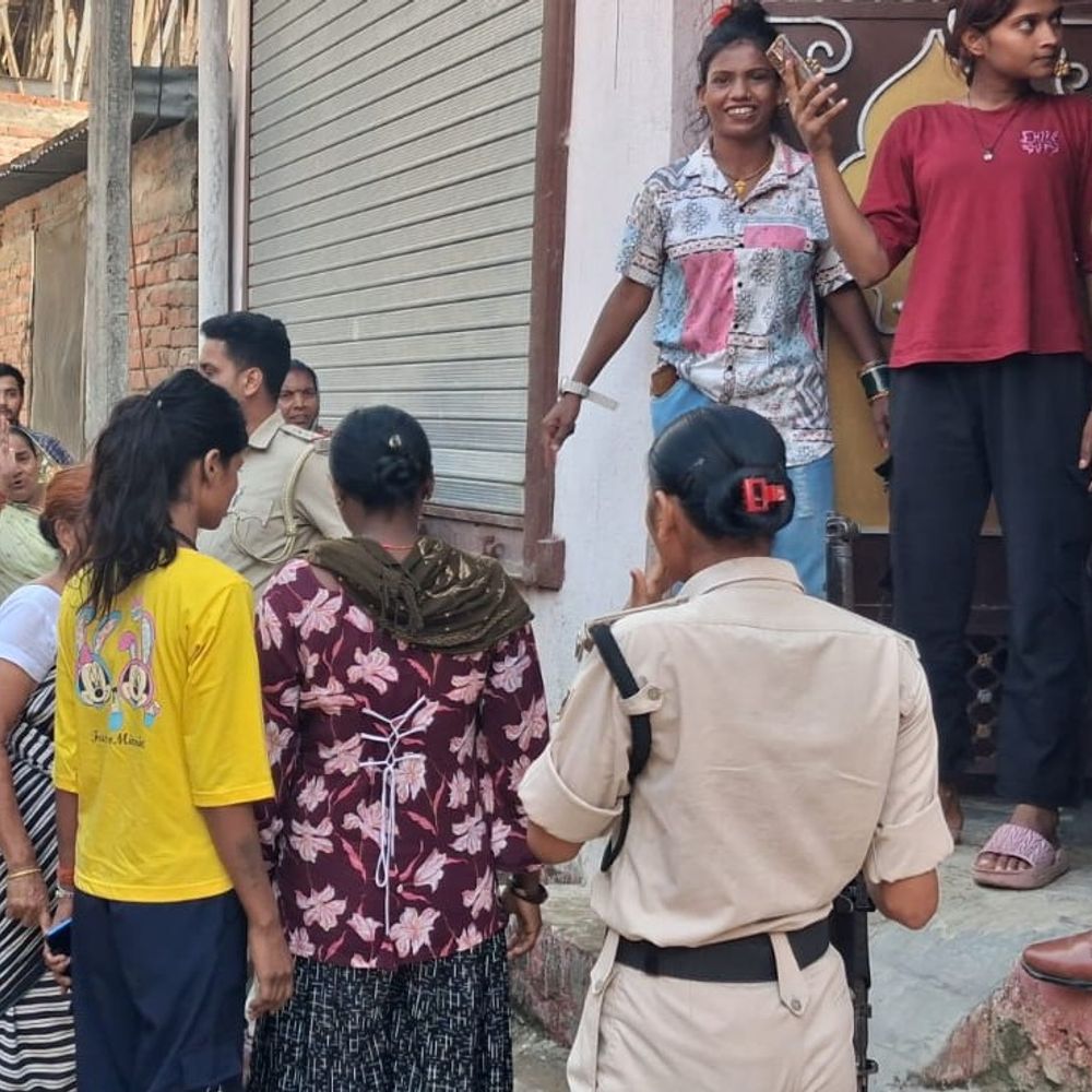 दरभंगा में नाबालिग को बंधक बनाकर शोषण का आरोप:आर्केस्ट्रा की लड़कियों ने आरोपी के घर किया हंगामा, कहा- अश्लील वीडियो बनाकर ब्लैकमेलिंग हो रही