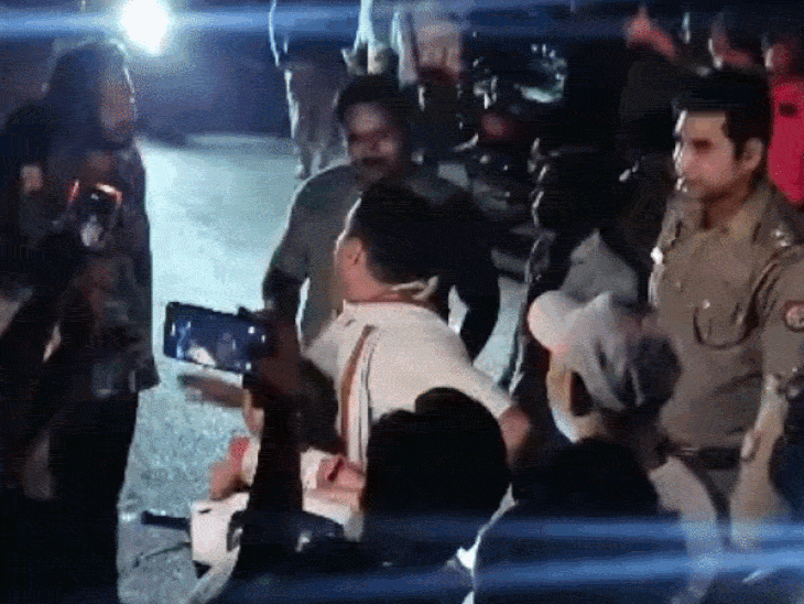 झांसी में नौ घंटे नहीं आई बिजली, सड़क जाम की:अधिकारियों ने फोन नहीं उठाया तो गुस्साए लोग पवार हाउस पहुंच गए, कर्मी ने बंद कर लिए गेट