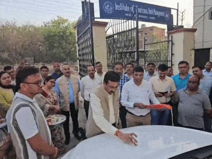 72 जिलों में बीएड प्रवेश परीक्षा कराने टीम रवाना:झांसी यूनिवर्सिटी का कंट्रोल रूम बॉडी वॉर्न कैमरों से रखेगा प्रदेश पर नजर, ललितपुर समेत तीन जिले एग्जाम से बाहर