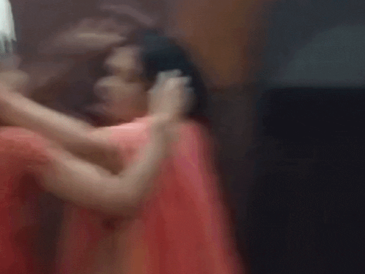 झांसी के मंदिर में शिवपुराण पाठ के दौरान बवाल,VIDEO:भाजपा महिला मोर्चा की जिला मंत्री और पुजारी की पत्नी बाल पकड़कर हुईं गुत्थमगुत्था