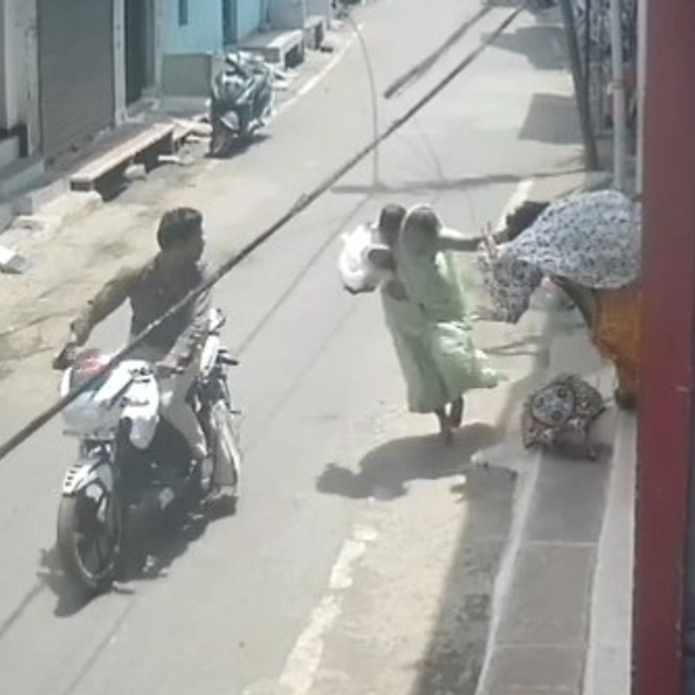 गोद में बच्चा लिए सर्वे कर्मी से भिड़ी महिला- VIDEO:दोनों सड़क पर गिरीं; गुना में परिवार की बच्चियों ने भी पीटा, रजिस्टर फाड़ा