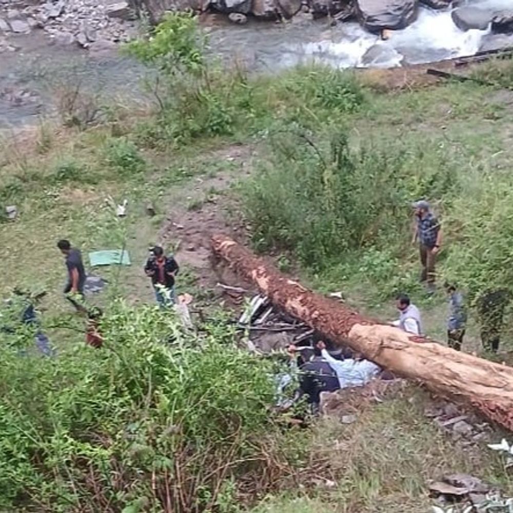 हिमाचल में तूफान में हादसा, 4 महिला टीचर्स की मौत:आनी में पेड़ गिरने से खाई में गिरी बोलेरो गाड़ी, 3 गंभीर, दो IGMC शिमला रेफर