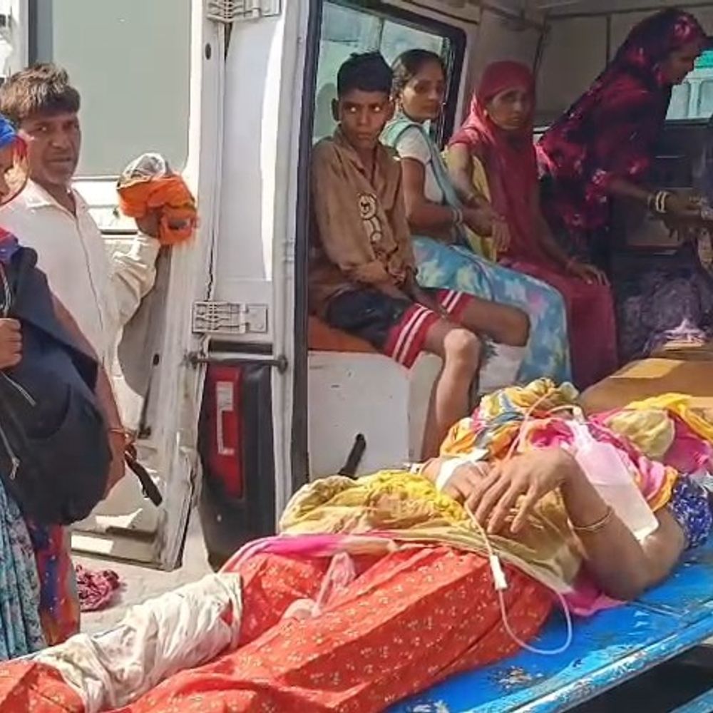 बांसवाड़ा में ऑटो पलटने से बुजुर्ग की मौत, 12 घायल:सवारियां लेकर कटुम्बी से घोड़ी तेजपुर जा रहा था; घाटी में बैलेंस बिगड़ने से हादसा
