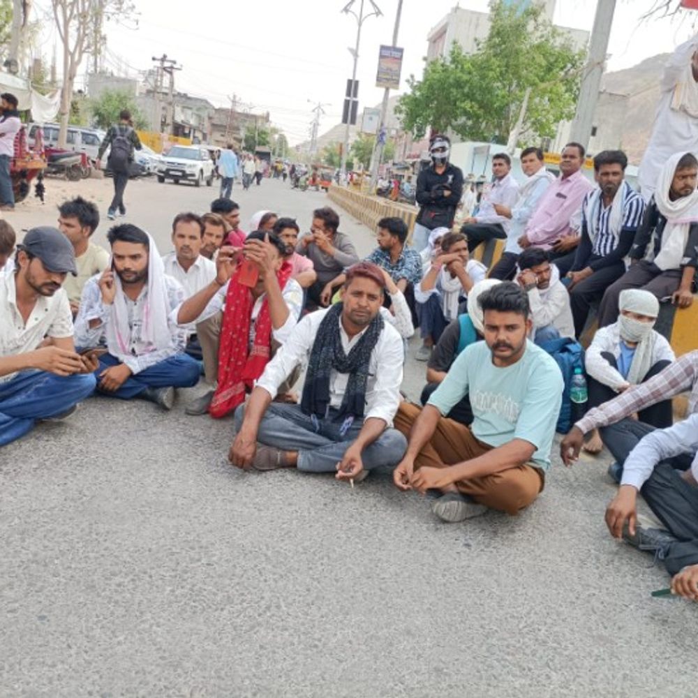 कुएं में मिला लड़की का शव, हत्या की आशंका:परिजन धरने पर बैठे, रास्ता जाम किया, हत्यारों को गिरफ्तार करने की मांग