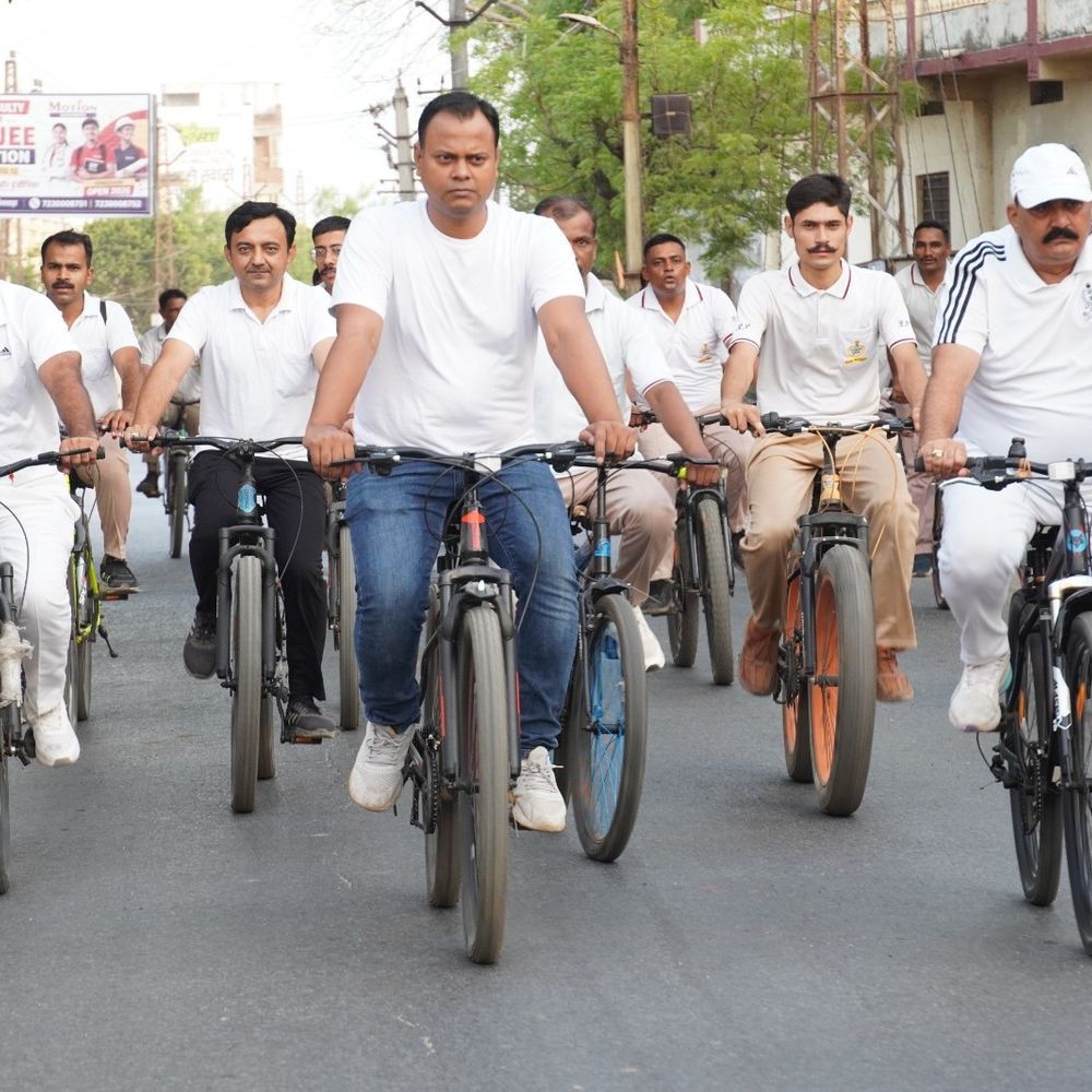 बांसवाड़ा में संडे ऑन साइकिल रैली:​पुलिसकर्मियों ने आम जनता के साथ साइकिल चलाई, फिट रहने का दिया संदेश
