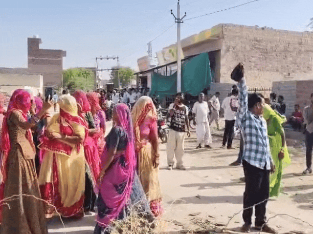जोधपुर के लूणी में पेयजल समस्या को लेकर प्रदर्शन:धुंधाड़ा में ग्रामीणों ने किया रास्ता जाम; अधिकारियों ने मौके पर पहुंचकर की समझाइश