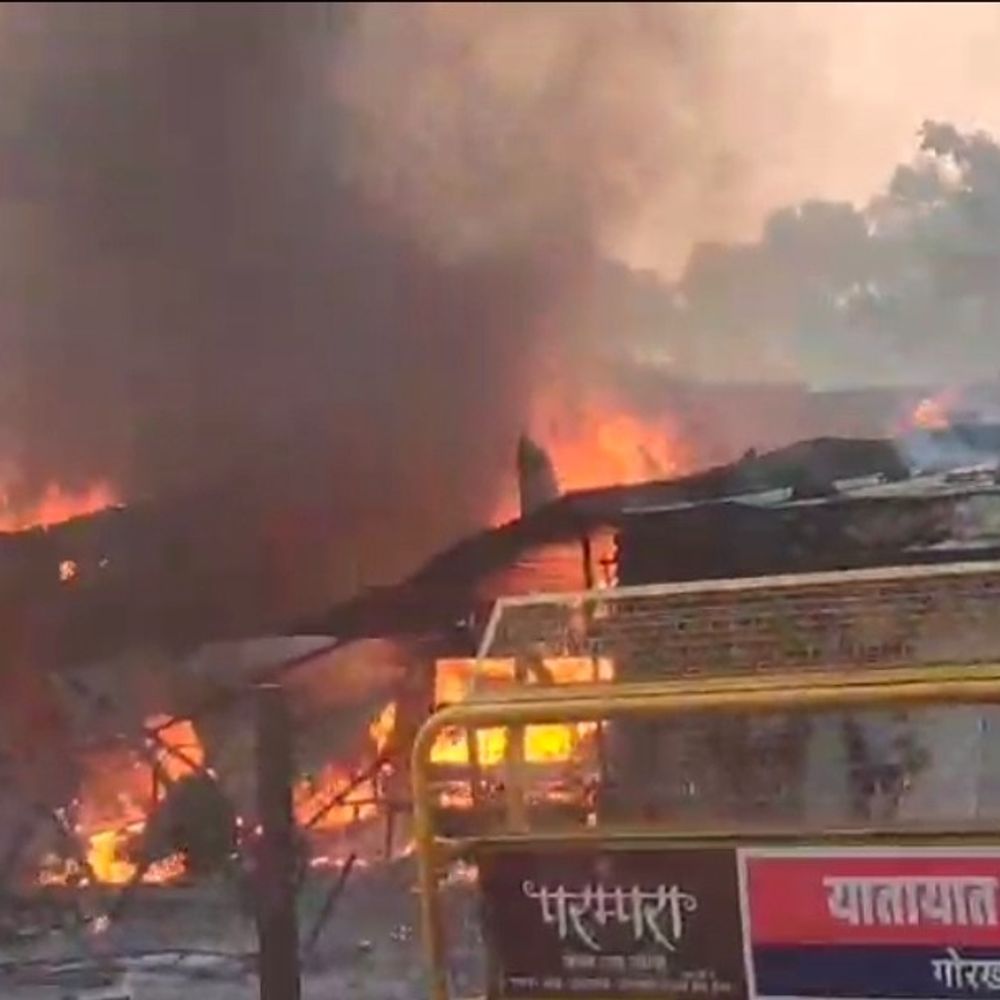 गोरखपुर में फटा सिलेंडर:तीन धमाके के बाद दुकानों में लगी आग, मची अफरा तफरी