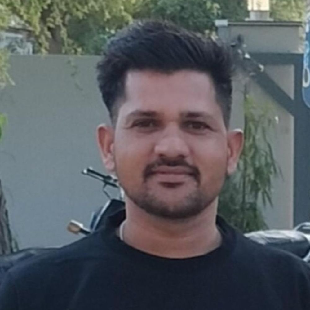 रेगिस्तान में उगाए अंगूर, टाट लगा कर छांव की:4 साल में मिलने लगे फल, चीकू, पपीता, अनार और अमरूद भी लगाए