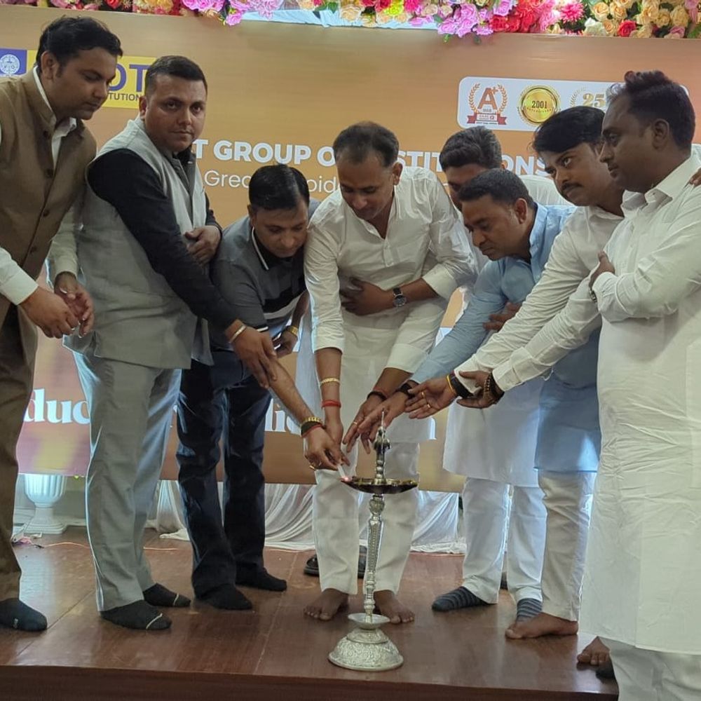 आरा में शिक्षकों का सम्मान, तकनीकी शिक्षा पर जोर:बिहार स्टूडेंट्स क्रेडिट कार्ड योजना की दी गई जानकारी, करियर के प्रति किया जागरूक