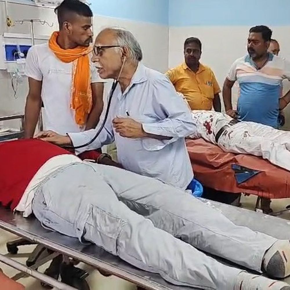 भोजपुर में रोड क्रॉस कर रही गाय से टकराई बाइक:चचेरी बहन की शादी के लिए लड़का देखने जा रहे युवक की मौत, बुजुर्ग समेत 2 घायल