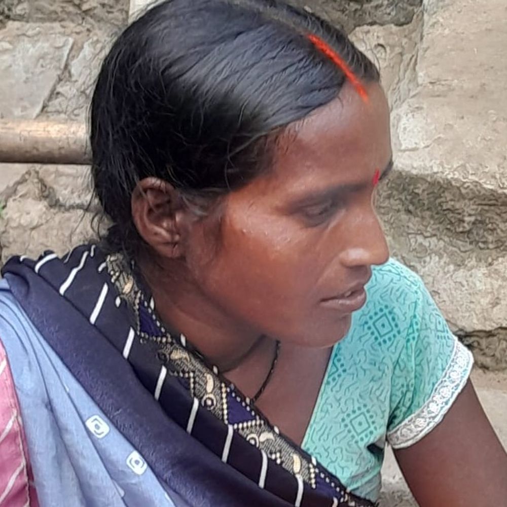 ठनका की चपेट में आने से महिला की मौत:आंधी-बारिश के बीच पॉलिथीन से गोइठा ढक रही थी, आसपास मौजूद 4 महिलाओं को भी लगा झटका