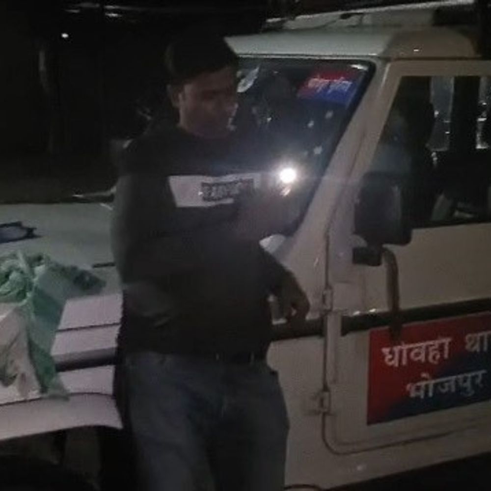 भोजपुर में छापेमारी के लिए सिविल ड्रेस में पहुंची पुलिस:लोगों का हंगामा, दरोगा पर शराब पीकर कार्रवाई करने का लगाया आरोप